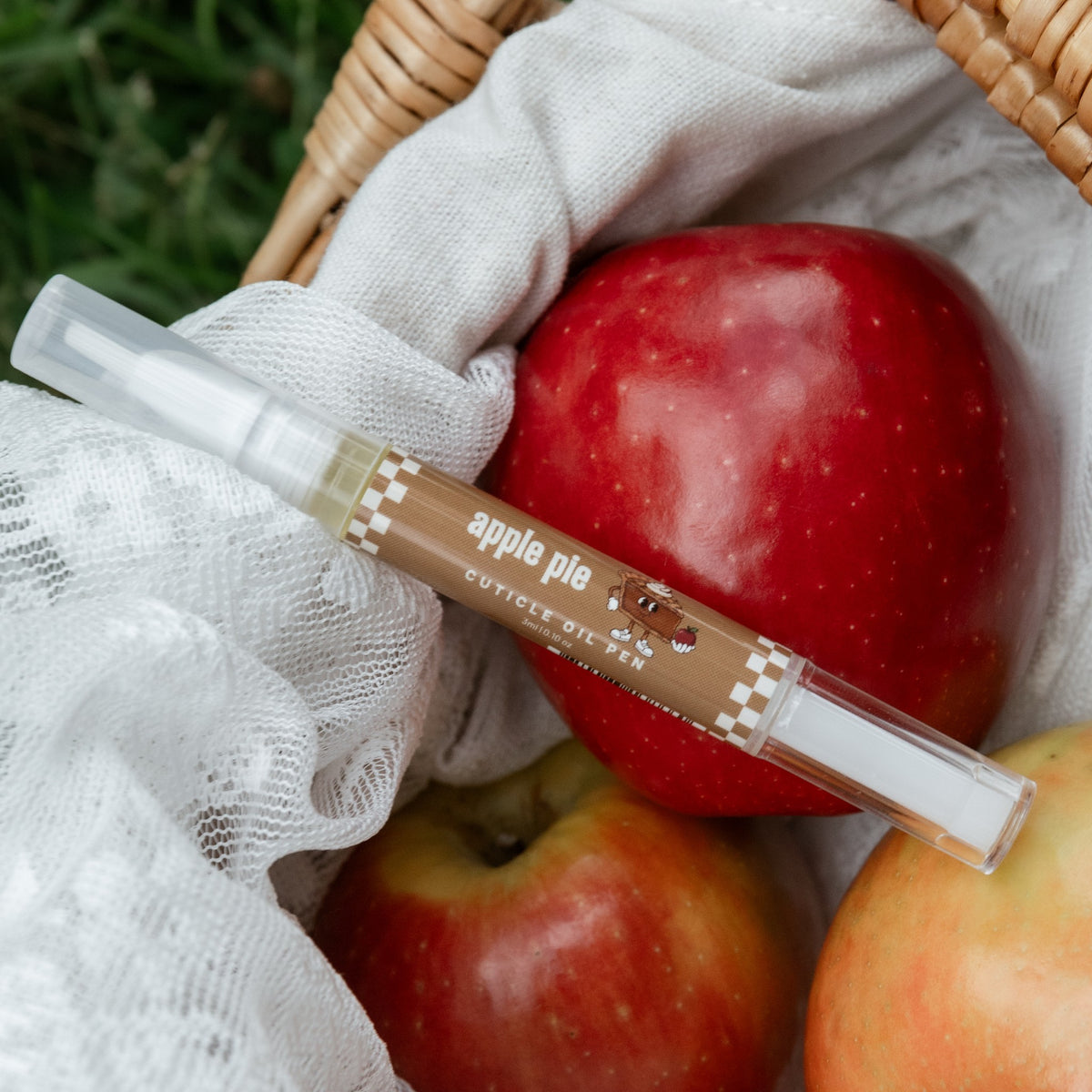 Cuticle & Co Apple Pie Cuticle Oil, 3 ml pen, styled