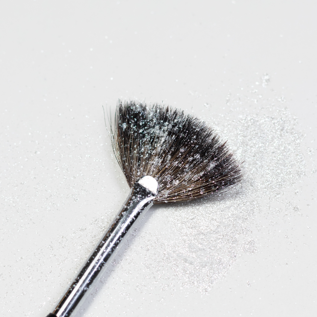 Light Elegance Lil Fluff Small Fan Art Brush Secondary image